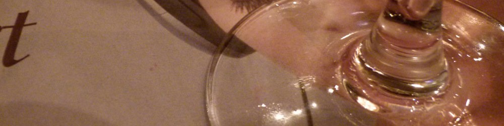 Frau-mit-Glas©Dr.M.E.Waelsch