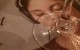 Frau-mit-Glas©Dr.M.E.Waelsch